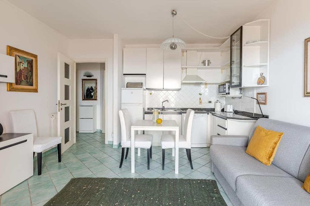 Thekeystudio, La Casa Del Mare Azzurro With Seaview Вентимилья Экстерьер фото